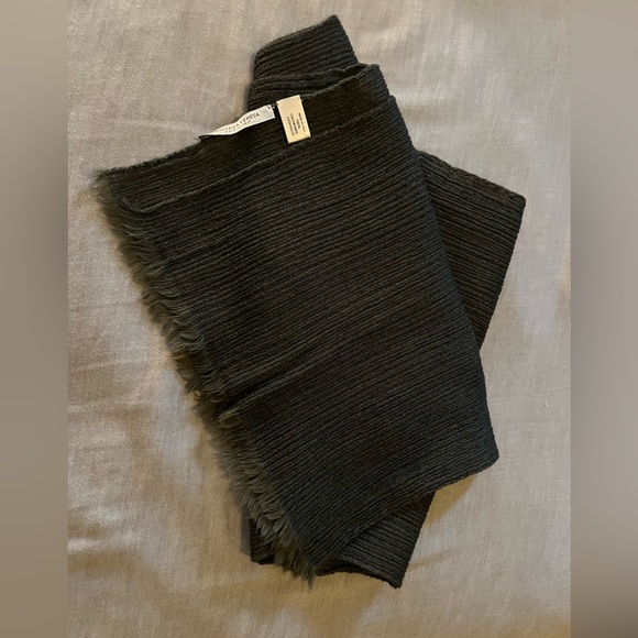 Bottega Veneta dark forest green cashmere lightweight scarf. - Picture 3 of 6